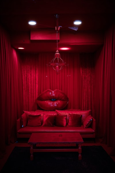 红色的沙发
